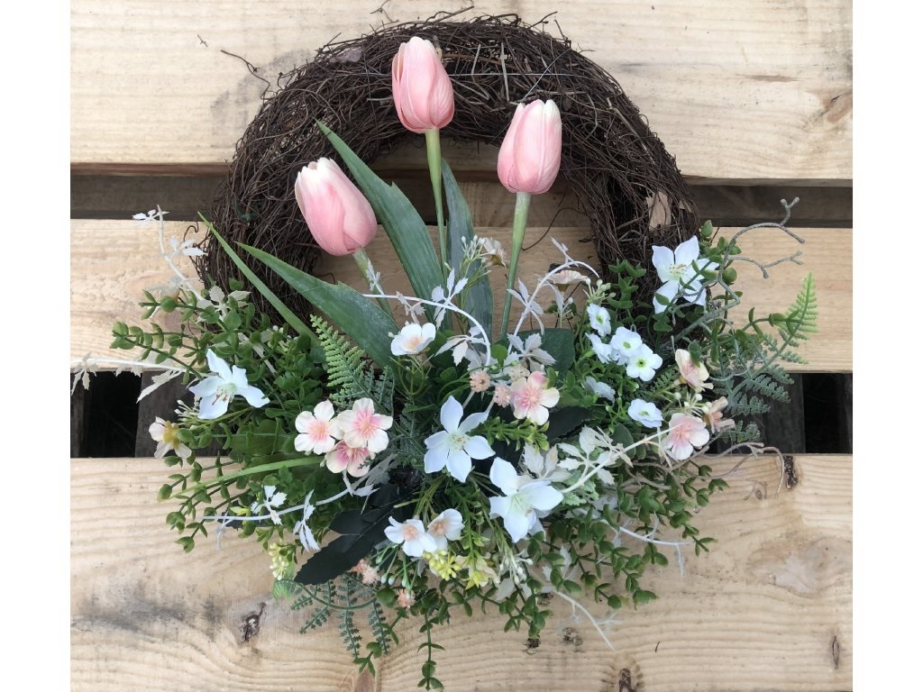 Barevný jarní věnec s tulipány a zelenými větvičkami